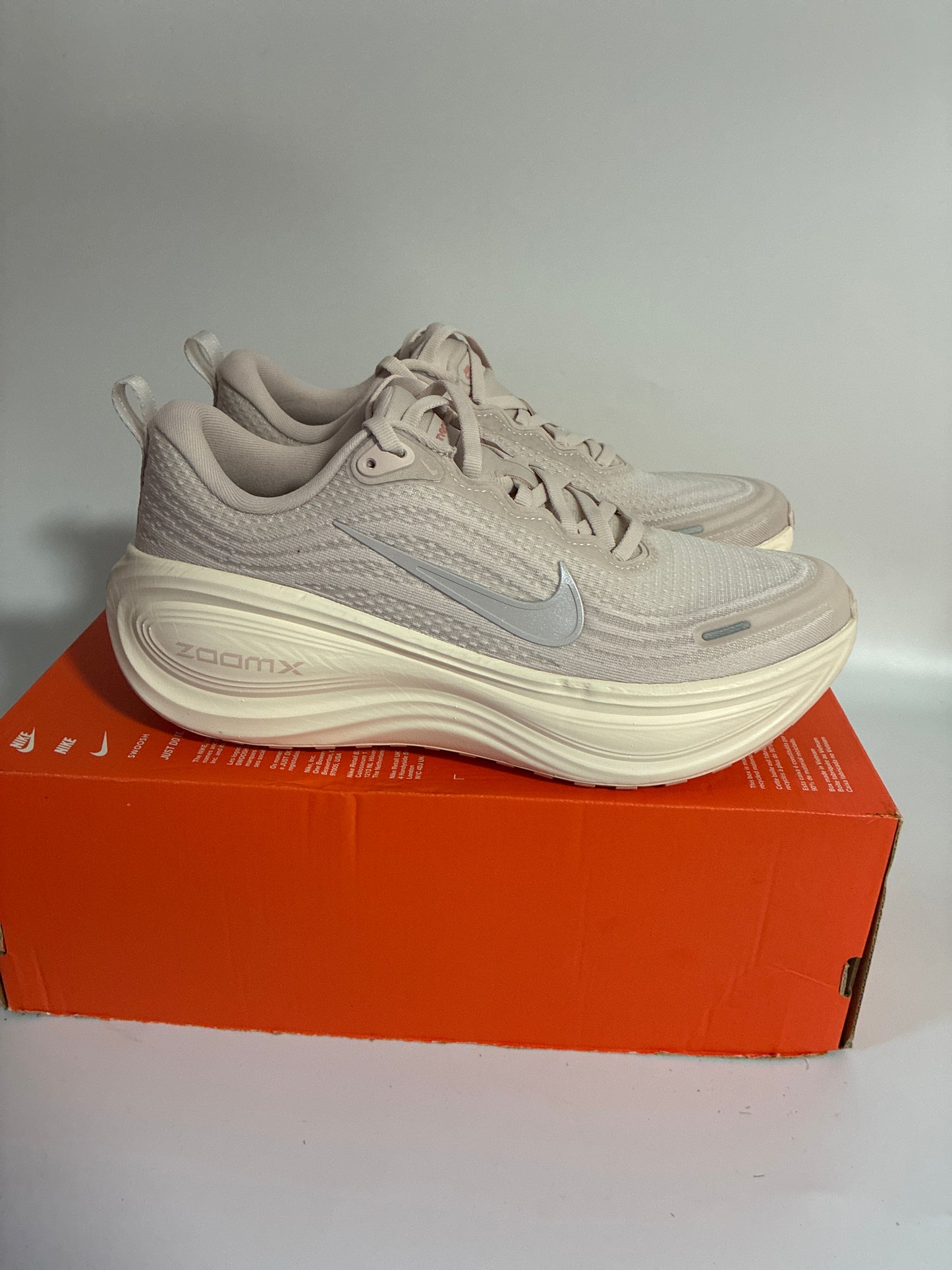 W NIKE VOMERO PLUS silt red/platinum violet-chalt new size:9.5 HV8154 605
