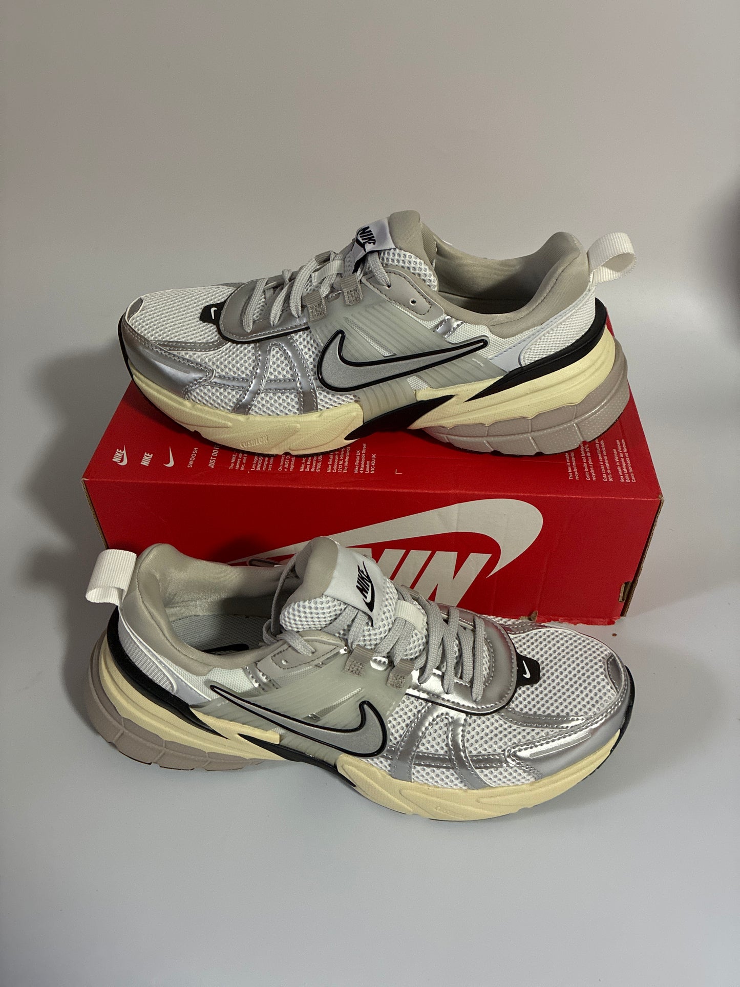 NIKE V2K RUN summit white/metallic silver new size:8.5Men 10women HJ4497 100