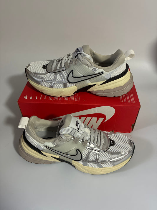NIKE V2K RUN summit white/metallic silver new size:8.5Men 10women HJ4497 100