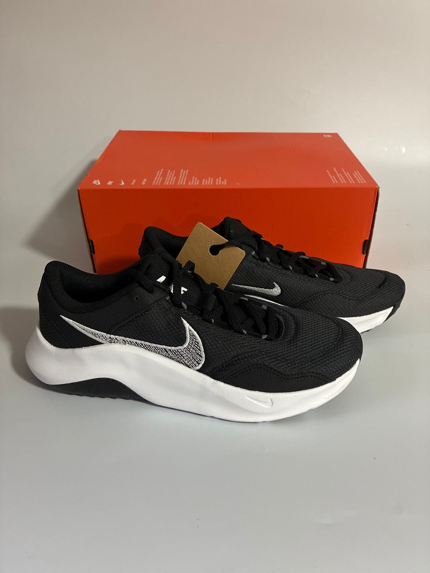 W NIKE LEGEND ESSENTIAL 3NN black/white new size:10w DM1119 001
