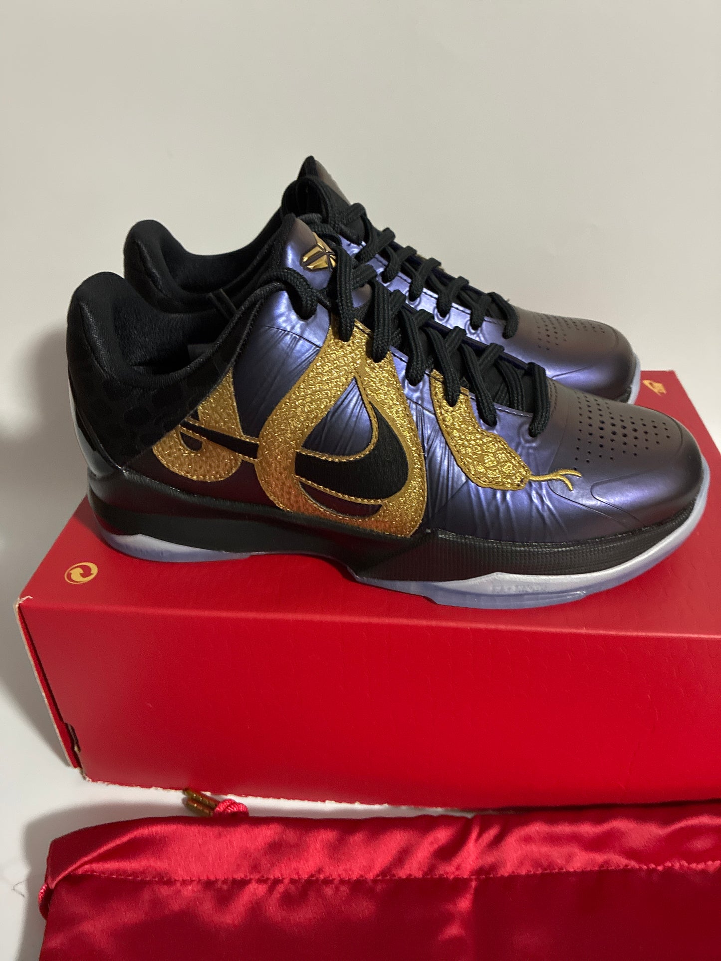 KOBE V (GS) eggplant/black-metallic gold new size:5.5Y HM3753 500
