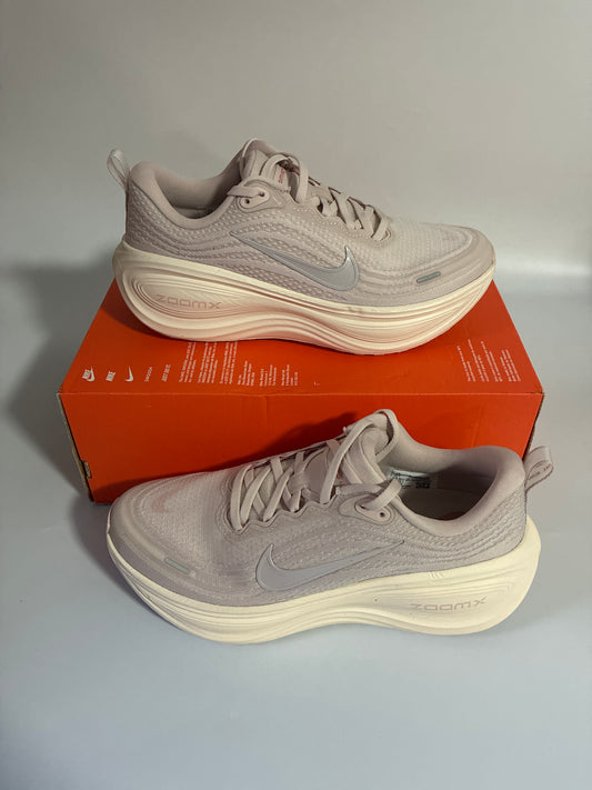 W NIKE VOMERO PLUS silt red/platinum violet-chalt new size:9.5 HV8154 605