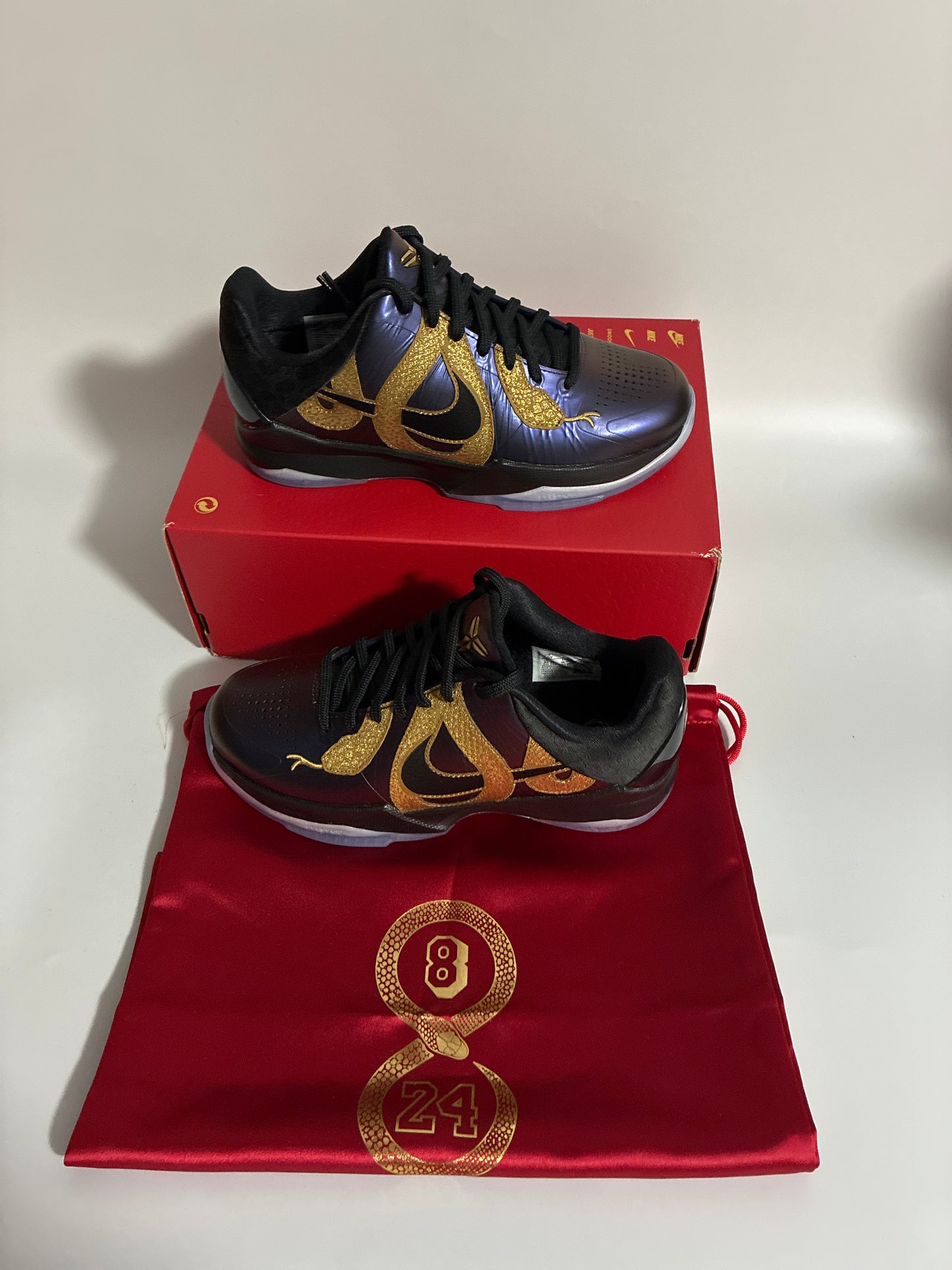 KOBE V (GS) eggplant/black-metallic gold new size:5.5Y HM3753 500