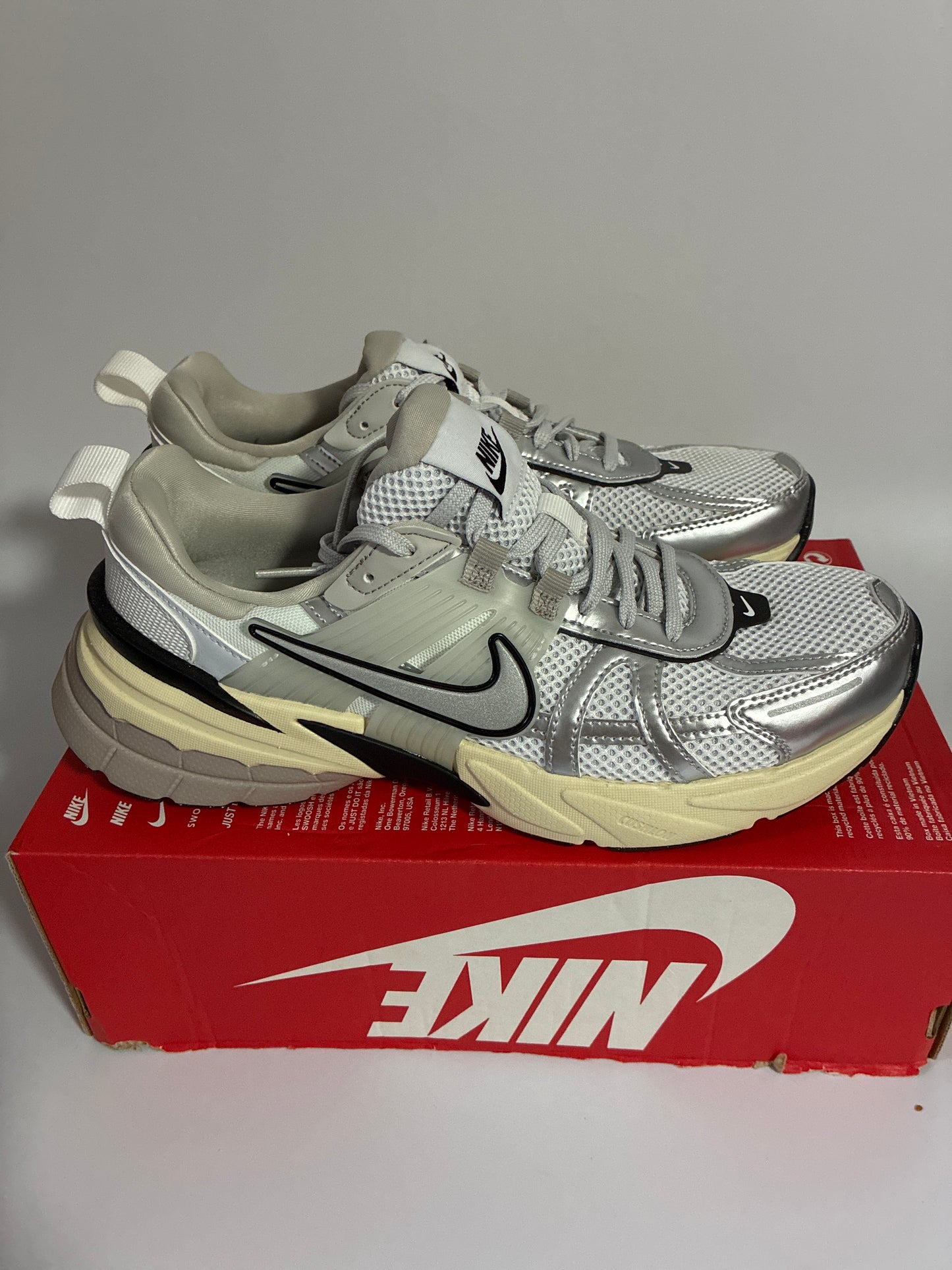 NIKE V2K RUN summit white/metallic silver new size:8.5Men 10women HJ4497 100