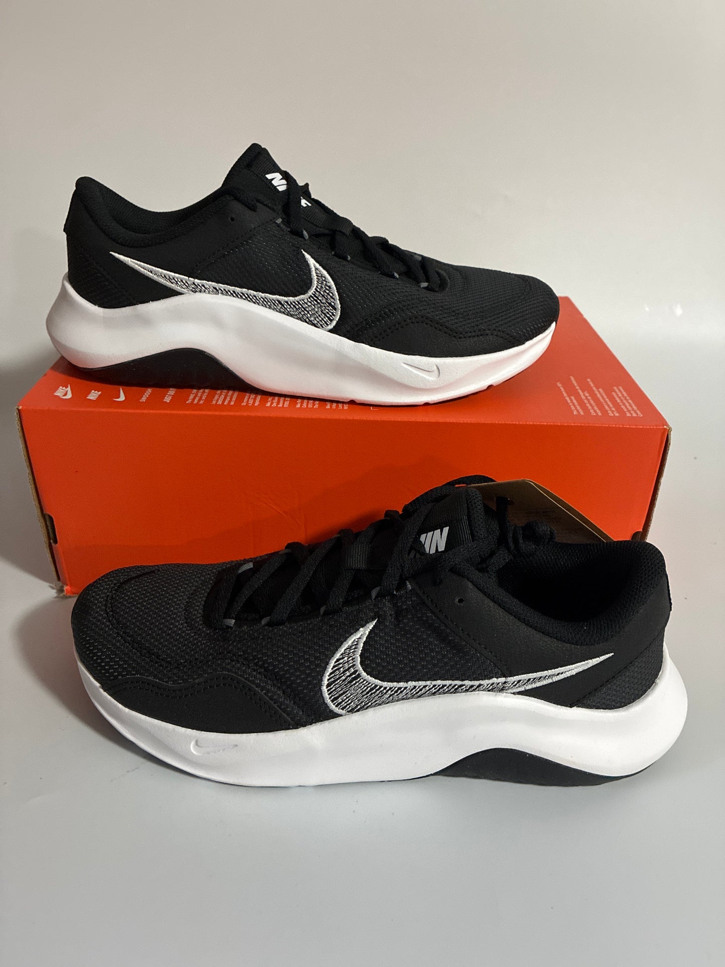 W NIKE LEGEND ESSENTIAL 3NN black/white new size:10w DM1119 001