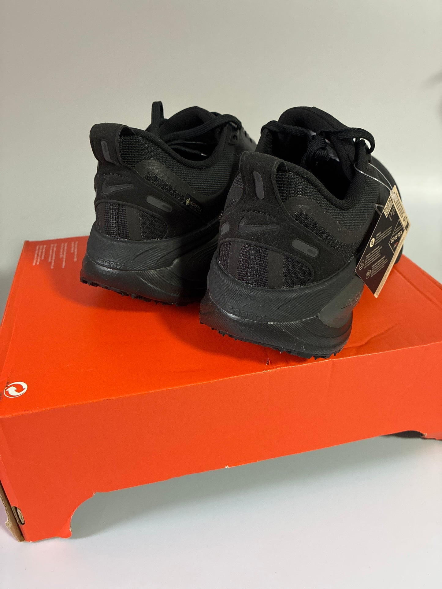 W NIKE VOMERO 18GTX BLACK/anthracite new size:9.5 HQ7002 001