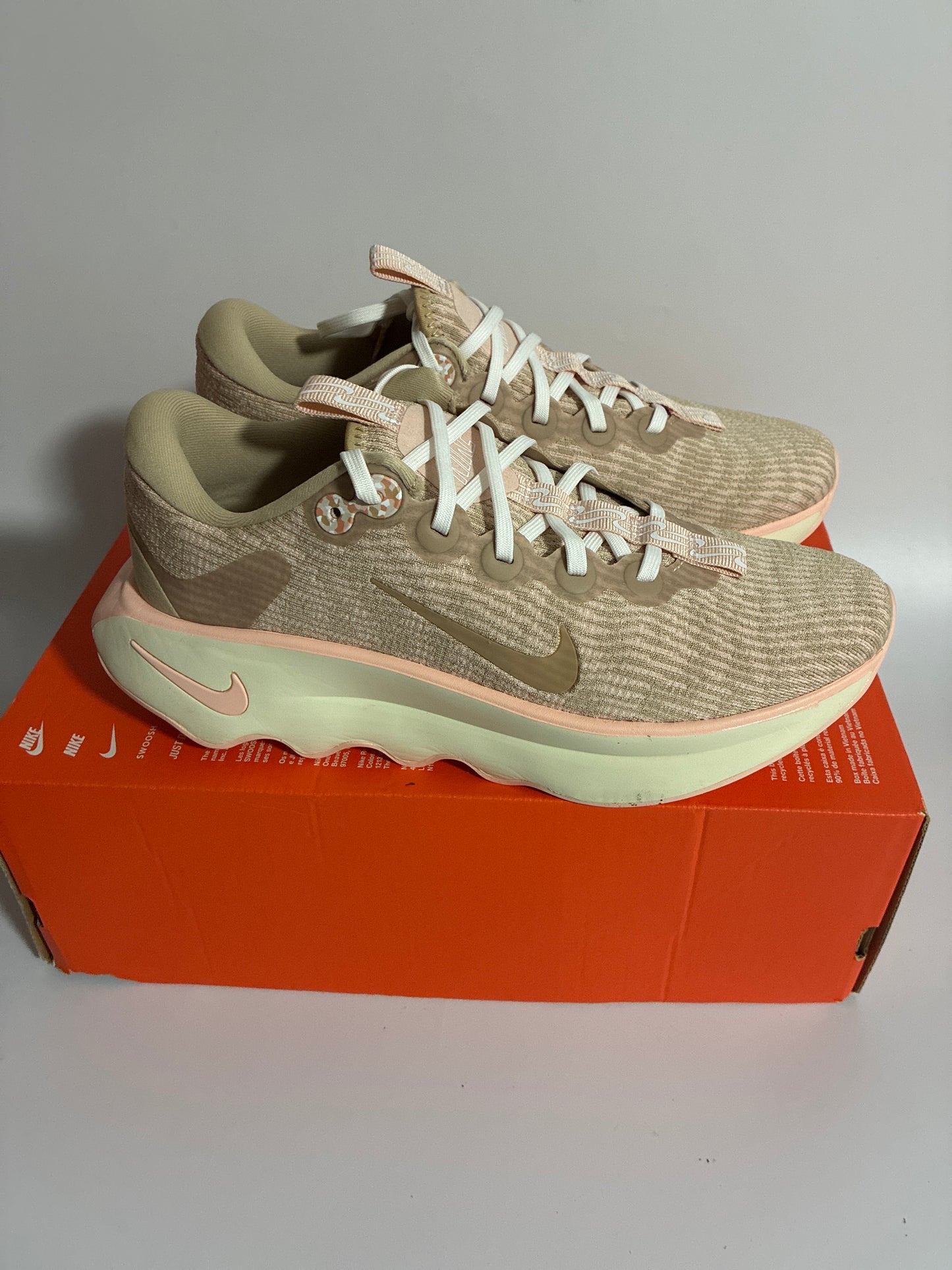 WMNS NIKE MOTIVA linen/linen-washed coral new size:9w 7.5M IB8136 248