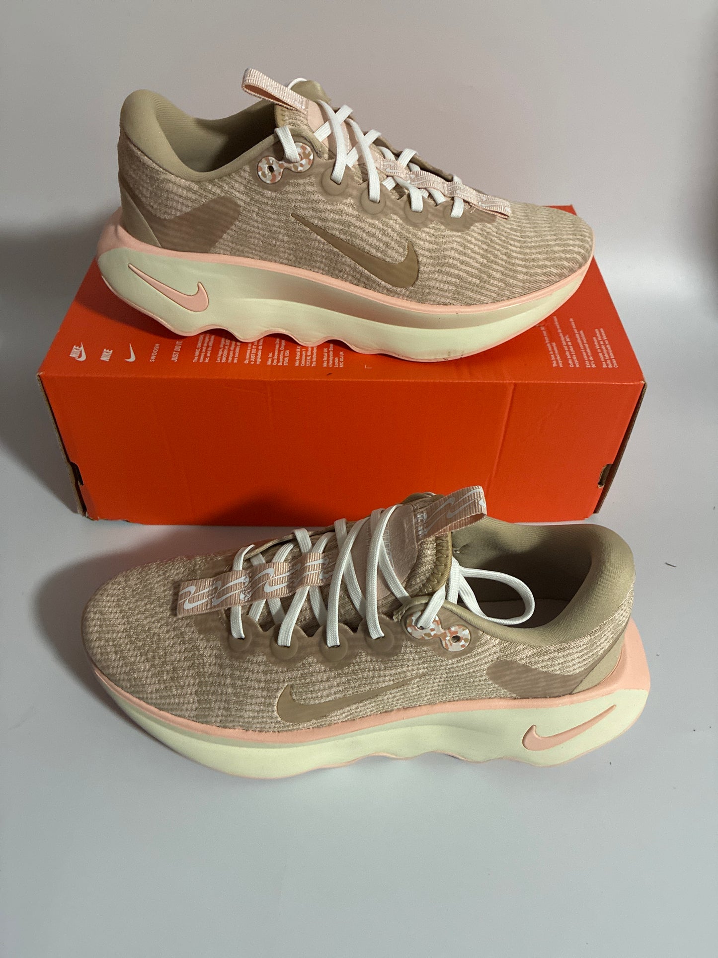 WMNS NIKE MOTIVA linen/linen-washed coral new size:9w 7.5M IB8136 248