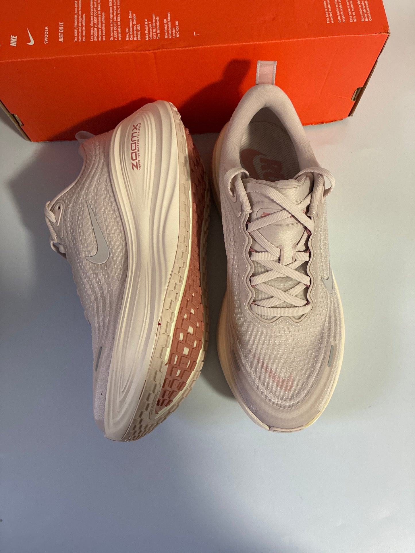 W NIKE VOMERO PLUS silt red/platinum violet-chalt new size:9.5 HV8154 605