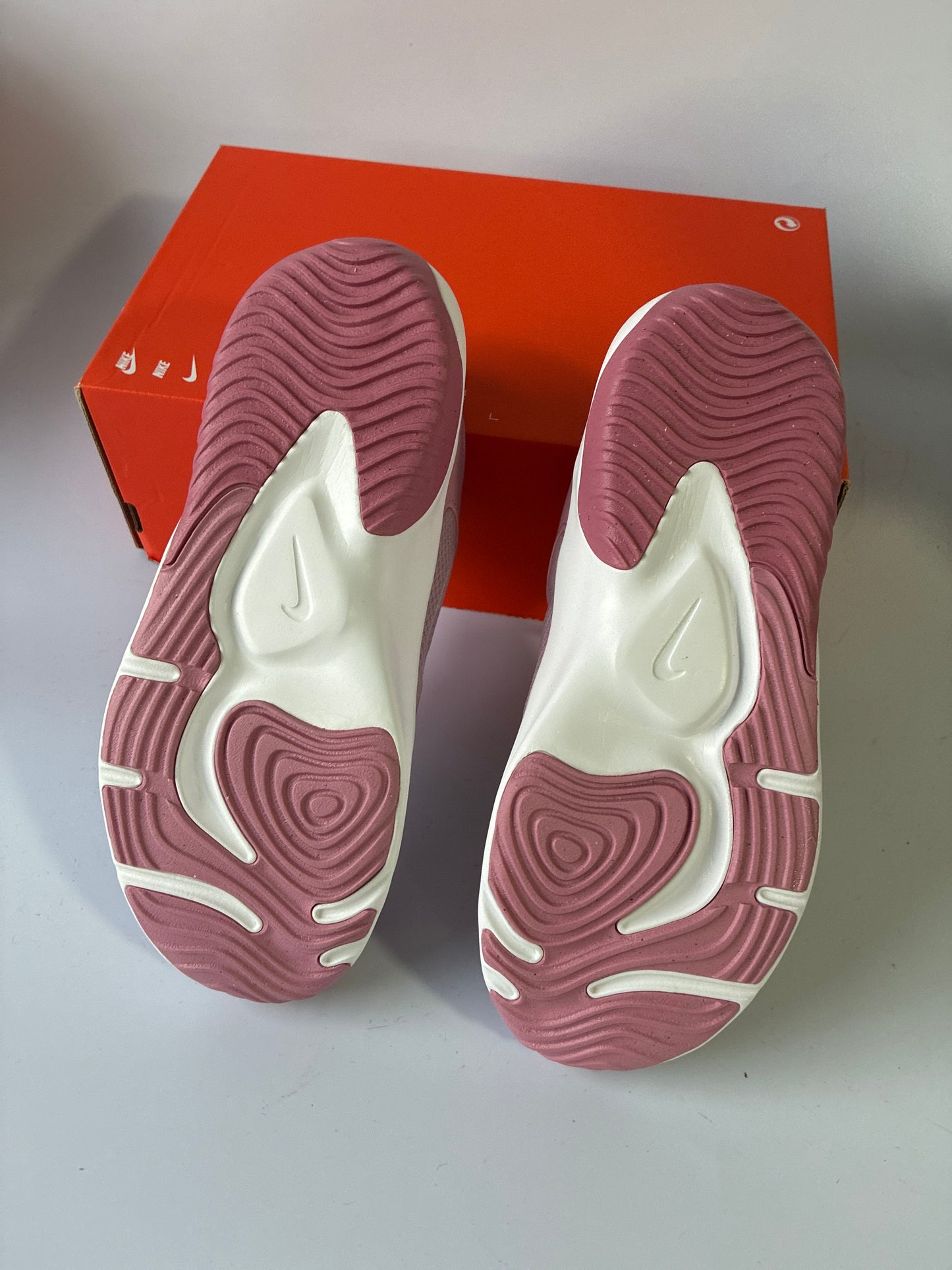 W NIKE LEGEND ESSENTIAL 3 NN 9w DM1119 600