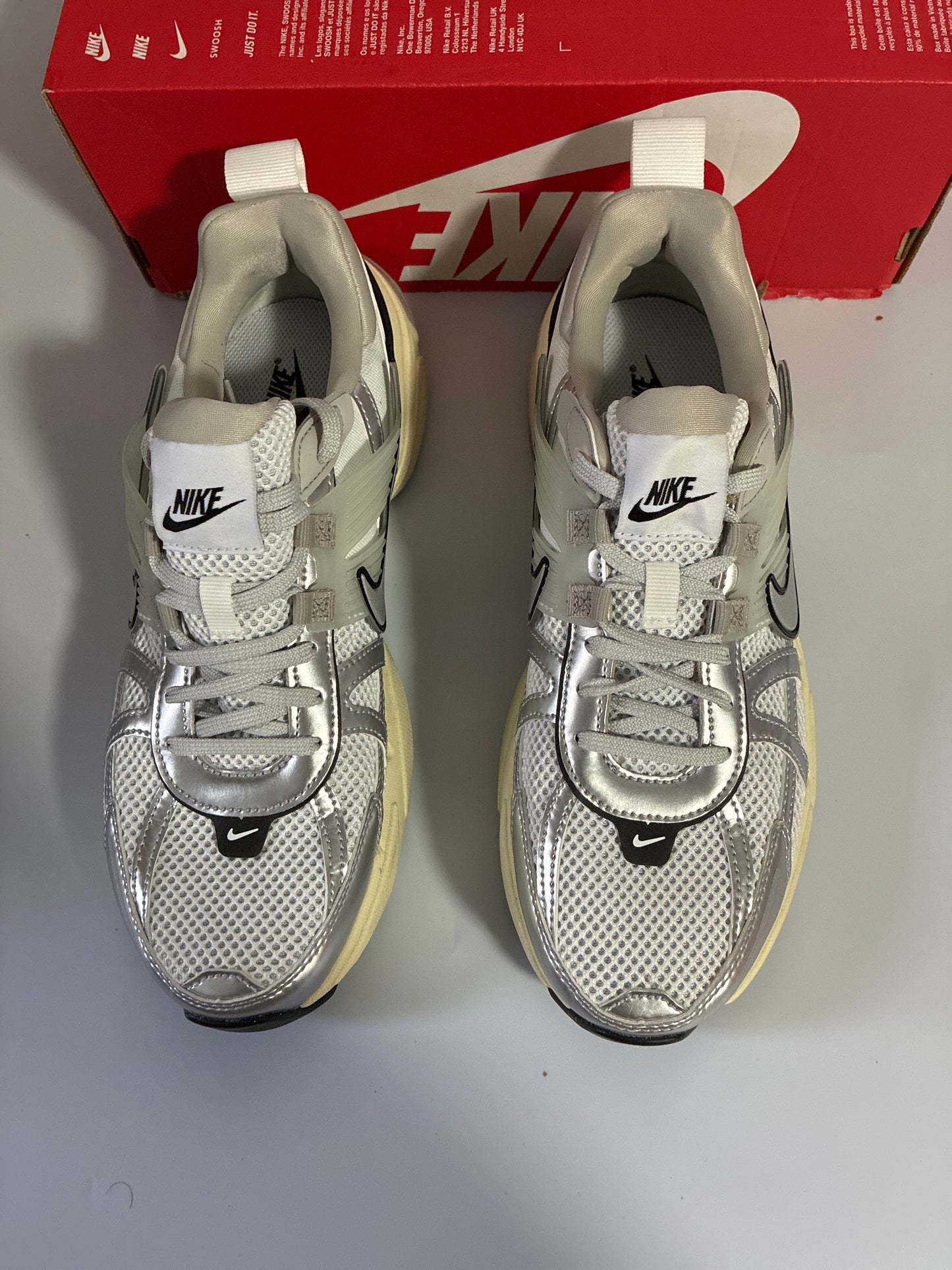 NIKE V2K RUN summit white/metallic silver new size:8.5Men 10women HJ4497 100